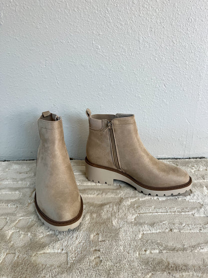 Chelsea Boot in WHEAT