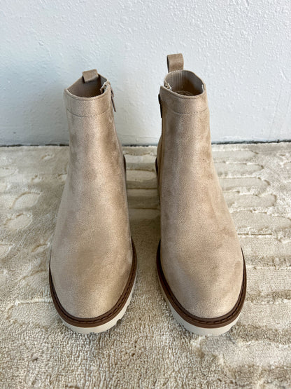 Chelsea Boot in WHEAT