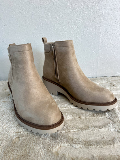 Chelsea Boot in WHEAT