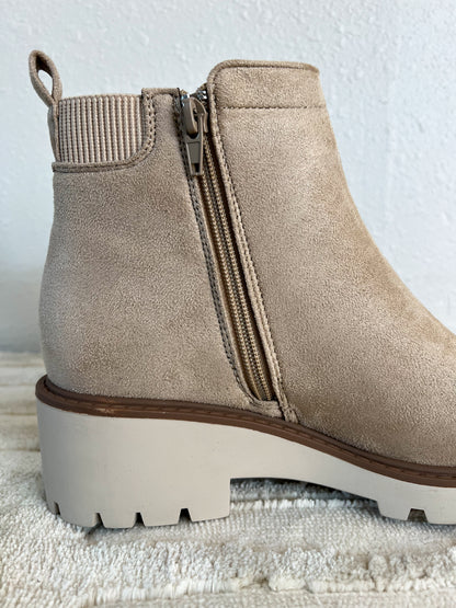 Chelsea Boot in WHEAT